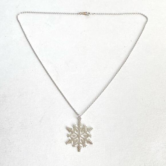 Vintage Snowflake Necklace Winter Silver Tone Chain Dainty Delicate Avon - Picture 3 of 5